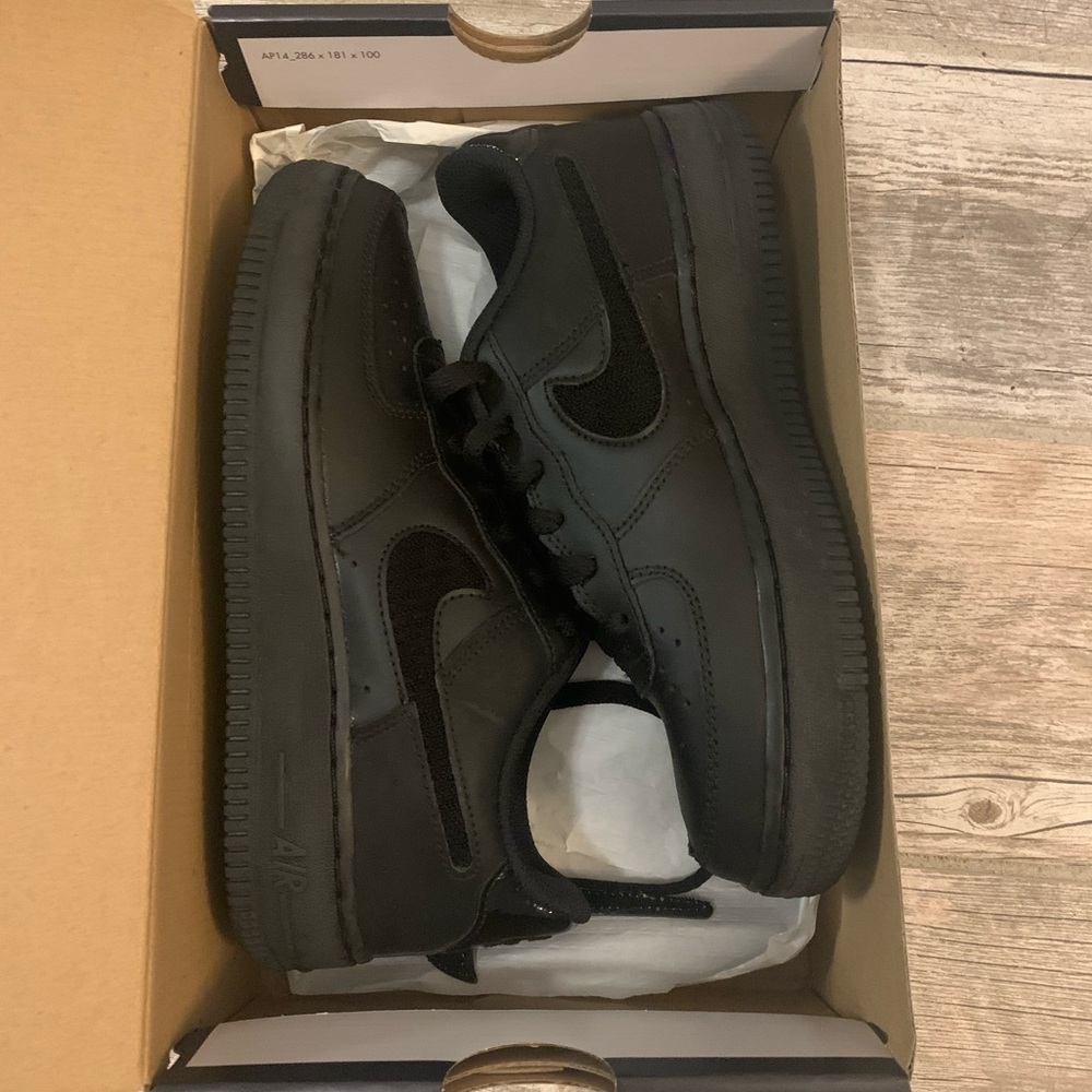 NIKE YOUTH BLACK AIR FORCE 1 WITH VELCRO SWOOSH